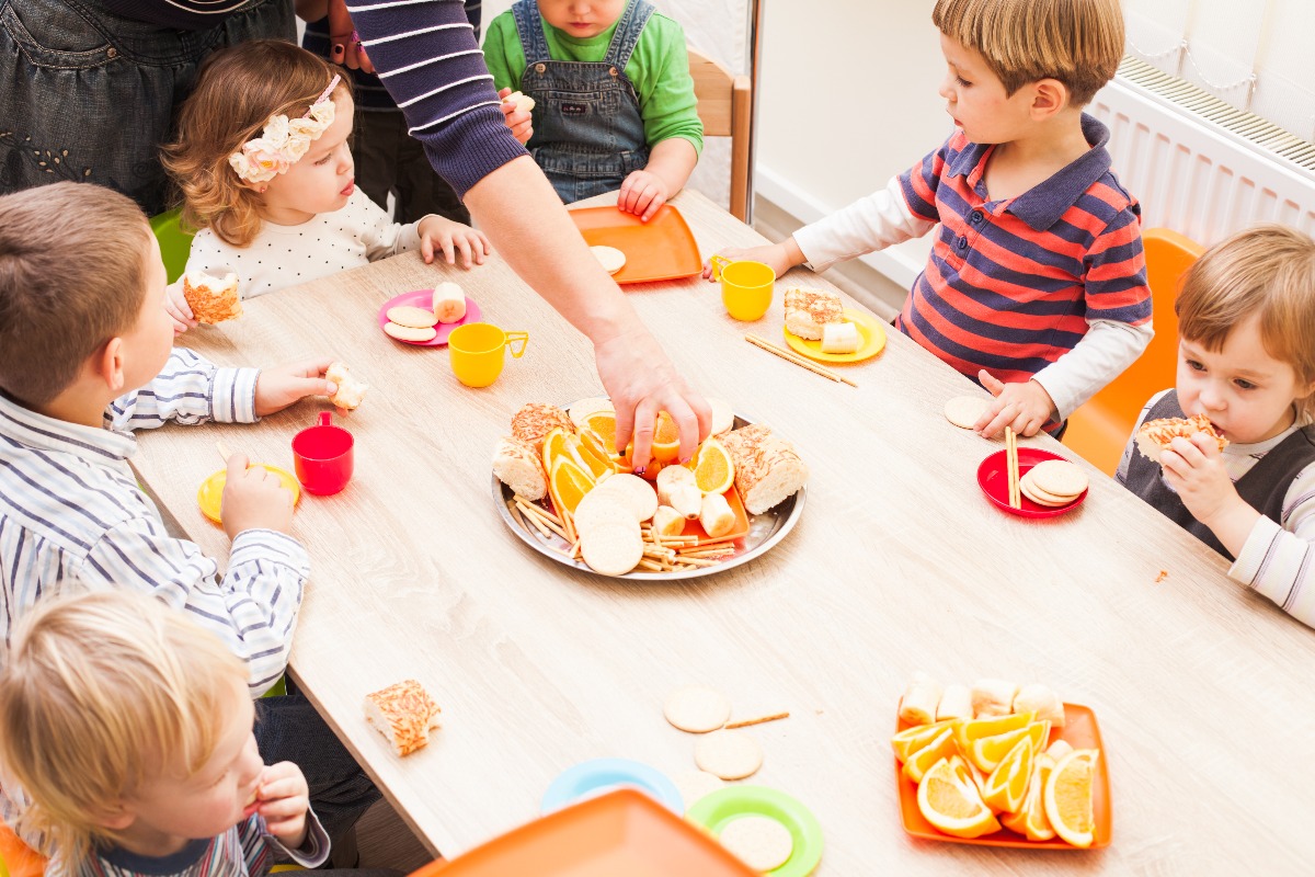 Kinder essen gesundes Mittagessen im Kindergarten